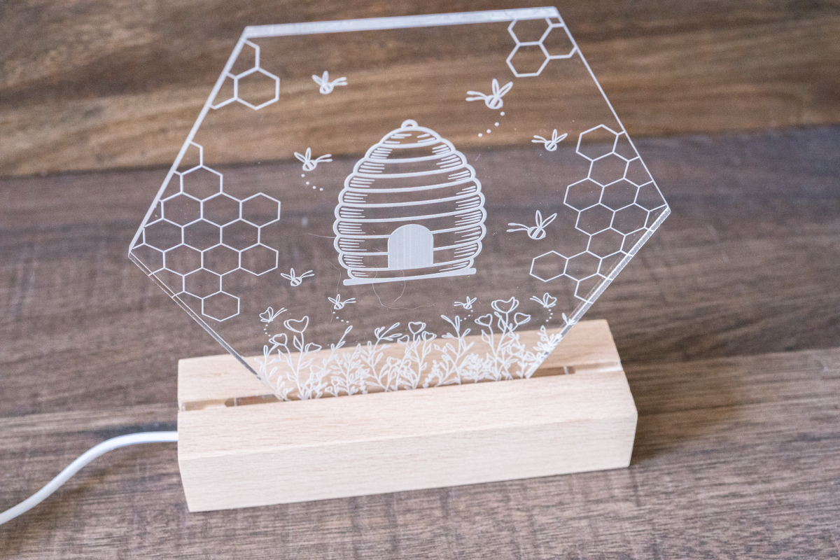 LED-Acrylglaslampe in Wabenform mit Bienenwaben- und Bienenstock-Motiv auf Holzsockel, USB-Betrieb